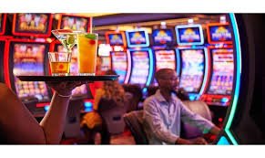 Antarmuka aplikasi mobile inipoker menampilkan menu permainan slot utama